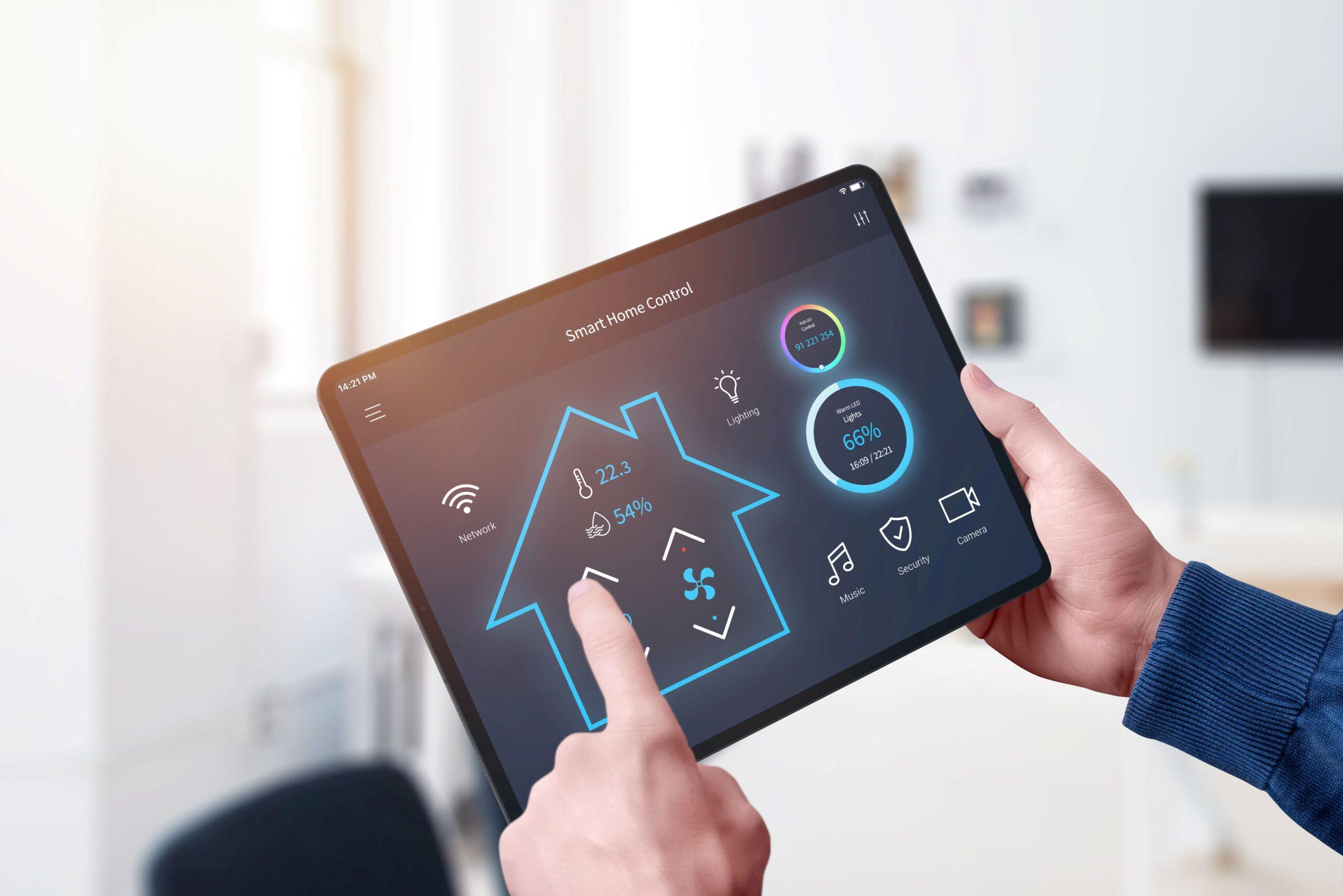 Mann bedient Tablet mit Smart Home Funktionen