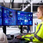 Eine Person sitzt an einem Computer und arbeitet mit einer modernen Software um zu überprüfen wie die Auslastung und ähnliches ist