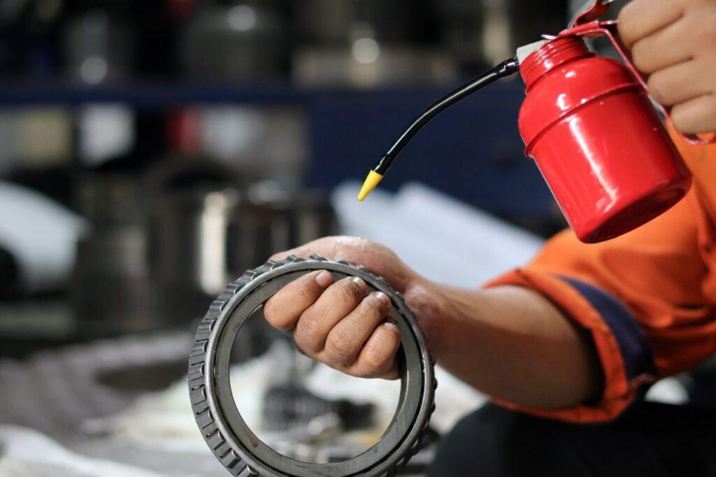 petroleum schmiermittel und reinigung von metallteil in werkstatt