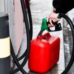petroleum kanister fuellen an tankstelle fuer notreserve und notfallvorsorge