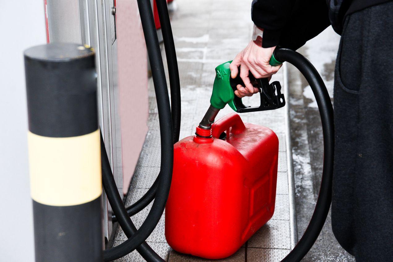 petroleum kanister fuellen an tankstelle fuer notreserve und notfallvorsorge