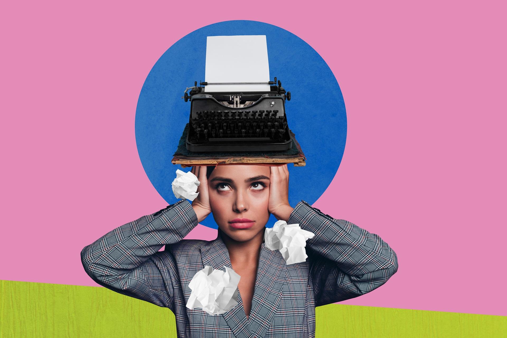 Frau mit Schreibmaschine und zerknülltem Papier | Ghostwriter Masterarbeit